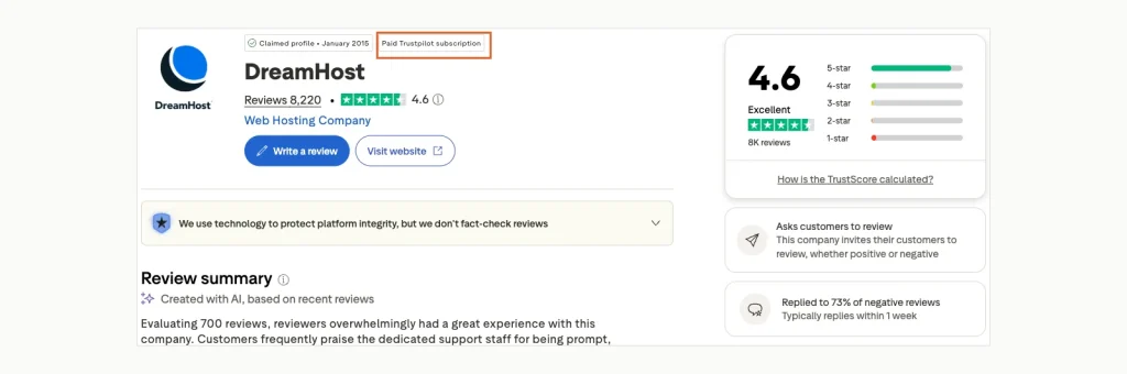 DreamHost Trustpilot profile showing a 4.6 TrustScore from 8,220 comentarios, a paid Trustpilot subscription label and a 73% reply rate to negative reviews.